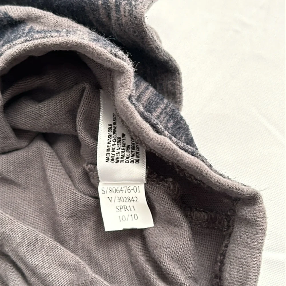 Gap gray and navy hooded long sleeve graphic t-shirt
